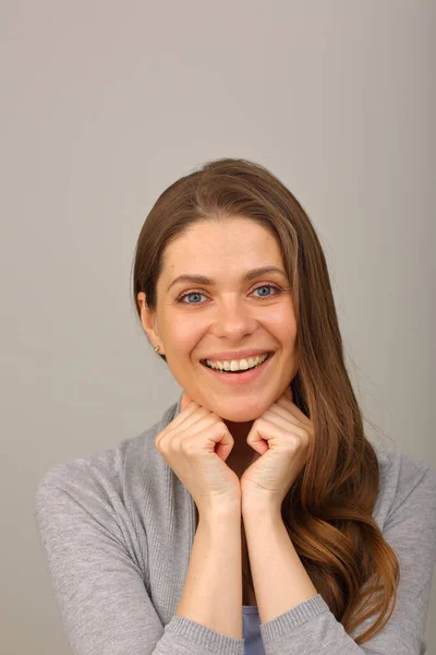 Retrato Cara Mujer Cercana Cabeza Aislada Mujer Sonriente Apoyada Las —  Fotos de Stock