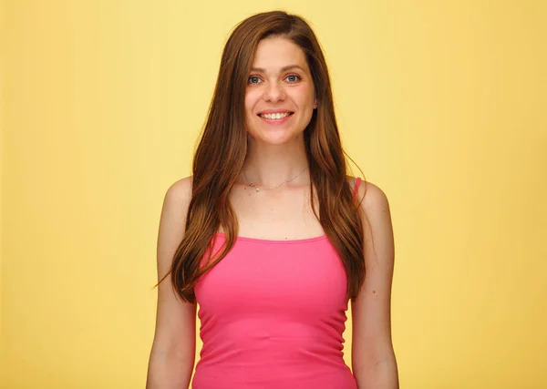 女性でピンクTシャツ笑顔と立って手ダウン上の黄色隔離された背景 — ストック写真