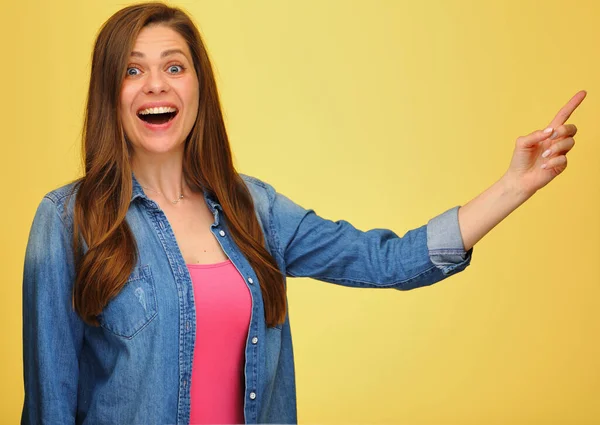 Mujer Feliz Señalando Con Dedo Espacio Copia Sobre Fondo Amarillo —  Fotos de Stock