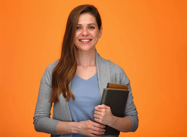 Geïsoleerd Portret Van Vrouwelijke Leraar Student Met Boeken Oranje Rug — Stockfoto