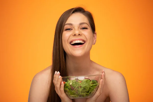 Glad Skrattande Kvinna Med Bara Axlar Håller Grön Sallad Isolerad — Stockfoto