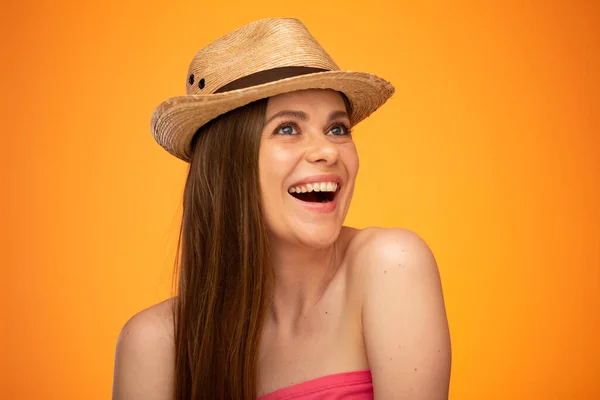 满脸笑容的女人 光秃秃的肩膀 戴着草帽抬头看 脸庞女孩的画像被橙色的黄色背景隔开了 — 图库照片