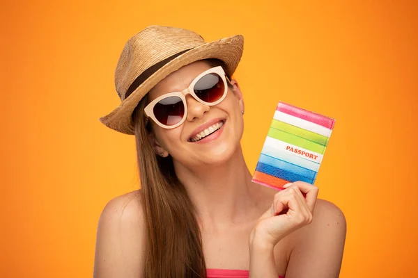 Happy Woman Tourist Mexican Hat Wearing Sunglasses Holding Passport Waiting — Stock Photo, Image