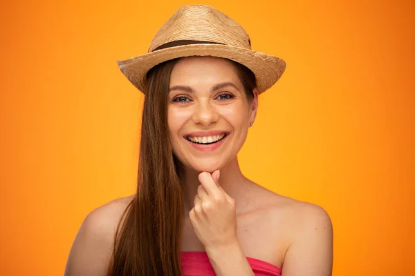 Χαμογελαστή Γυναίκα Γυμνούς Ώμους Φορώντας Μεξικάνικο Καπέλο Αγγίζοντας Πηγούνι Της — Φωτογραφία Αρχείου