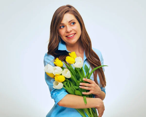 Sonriente Mujer Feliz Sosteniendo Flores Mirando Hacia Otro Lado Retrato —  Fotos de Stock