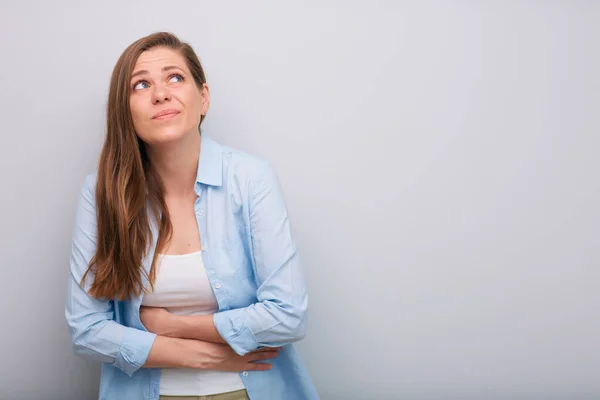 Frau Mit Periodenschmerzen Oder Verdauungsstörungen Isoliert Porträt — Stockfoto