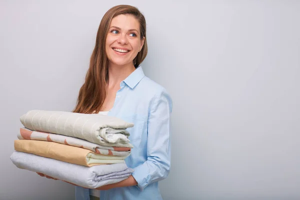 Sorrindo Mulher Segurando Roupas Lençóis Olhando Para Longe Sobre Ombro — Fotografia de Stock