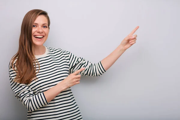 Счастливая Улыбающаяся Женщина Полосатой Рубашке Показывает Пальцем Вверх Прочь Изолированный — стоковое фото