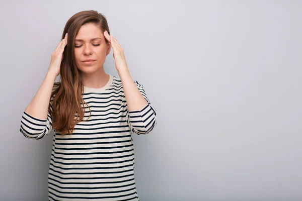 Kopfschmerzen Frau Mit Geschlossenen Augen Und Stress Oder Migräne Isoliert — Stockfoto