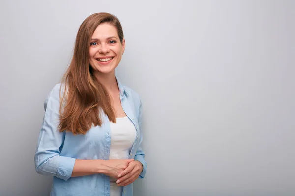 Mulher Sorridente Camisa Branca Azul Com Mãos Dobradas Retrato Feminino — Fotografia de Stock