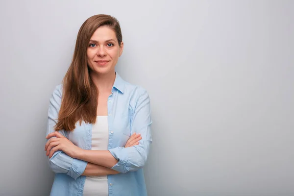 Glimlachende Vrouw Geïsoleerd Portret Meisje Met Armen Gekruist — Stockfoto