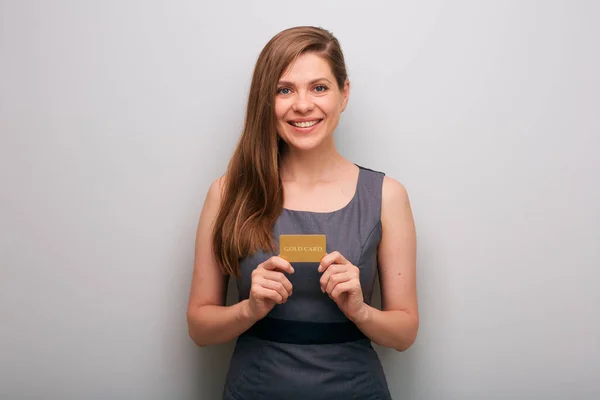 Mujer Negocios Sonriente Vestido Gris Sosteniendo Tarjeta Oro Para Crédito —  Fotos de Stock