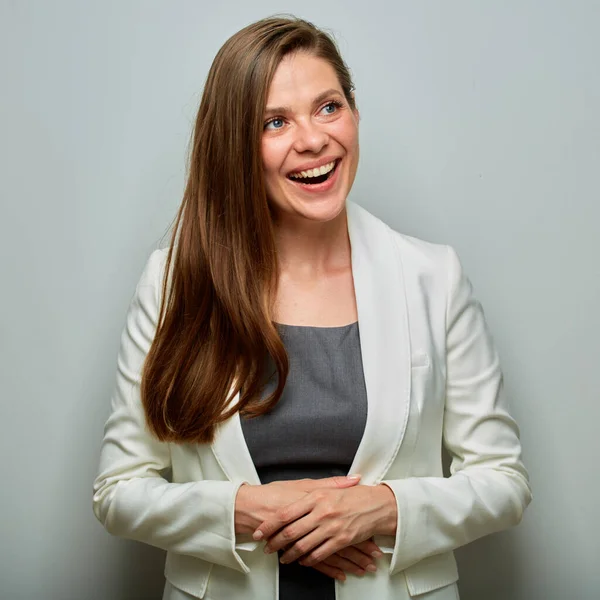 Lächelnde Geschäftsfrau Weißen Anzug Mit Gefalteten Händen Die Wegschauen Isoliertes — Stockfoto