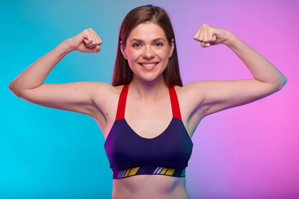 Uśmiechnięta Sportowa Kobieta Odzieży Fitness Napina Ramiona Demonstruje Mięśnie Kobiecy — Zdjęcie stockowe