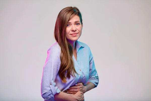 胃の痛みや消化器疾患の孤立した肖像画を持つ女性 — ストック写真