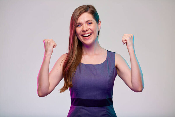 Улыбающаяся деловая леди демонстрирует женскую силу с изогнутыми руками. изолированный портрет.