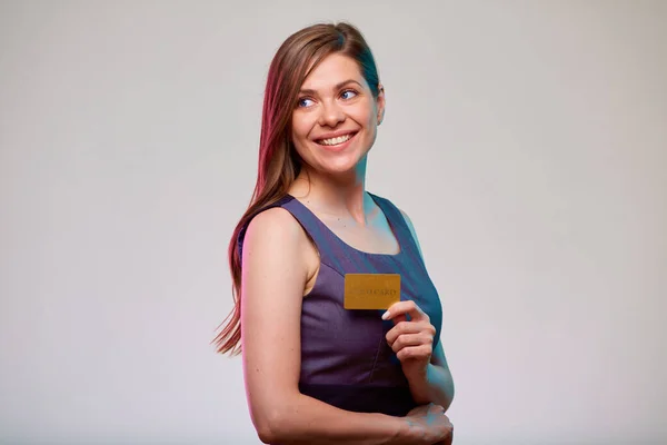 Glimlachende Zakenvrouw Met Kredietkaart Die Achterom Kijkt Geïsoleerd Portret Van — Stockfoto