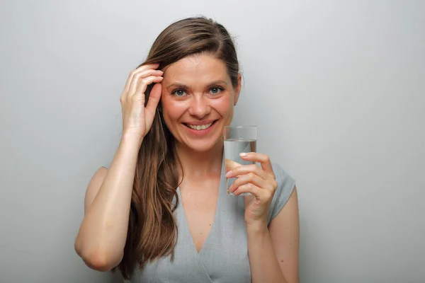 Mujer Sonriente Sosteniendo Vidrio Agua Retrato Femenino Aislado —  Fotos de Stock