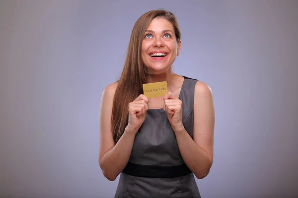 孤立的女商人形象与信用卡 快乐微笑的女商人仰视着 — 图库照片