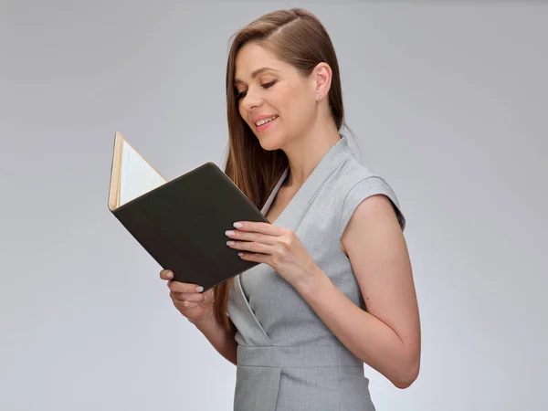 Profesor Sonriente Mujer Negocios Estudiante Pie Lectura Libro Retrato Aislado — Foto de Stock