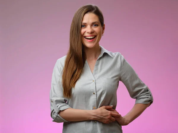 Sorrindo Mulher Feliz Camisa Cinza Mantém Mãos Quadril Retrato Feminino — Fotografia de Stock