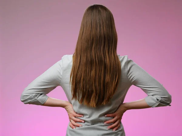 Kobieta Długimi Włosami Stojąca Tyłu Odizolowana Różowo — Zdjęcie stockowe