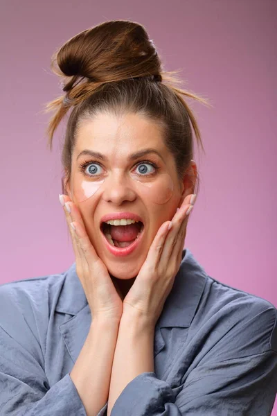 Förvånande Förvånad Kvinna Pyjamas Röra Hennes Ansikte Med Händerna Isolerade — Stockfoto