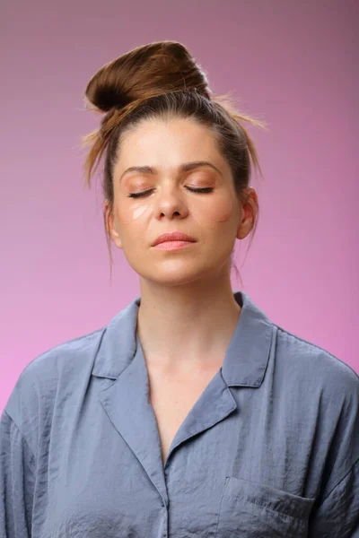 Pijama Mujer Vestida Con Los Ojos Cerrados Aislada Rosa Retrato —  Fotos de Stock