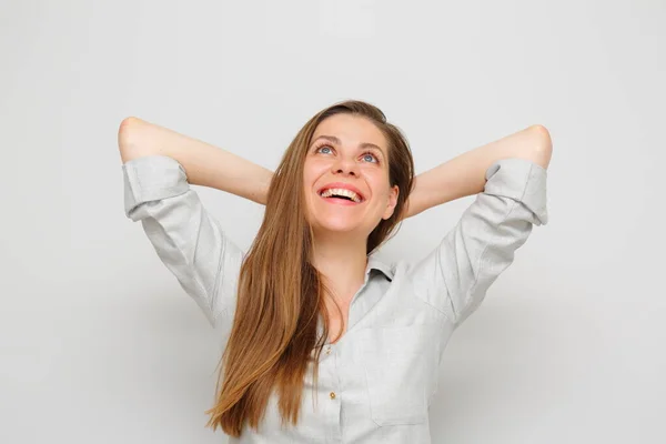 Gelukkige Vrouw Kijkt Omhoog Hand Hand Achter Haar Hoofd Glimlachend — Stockfoto