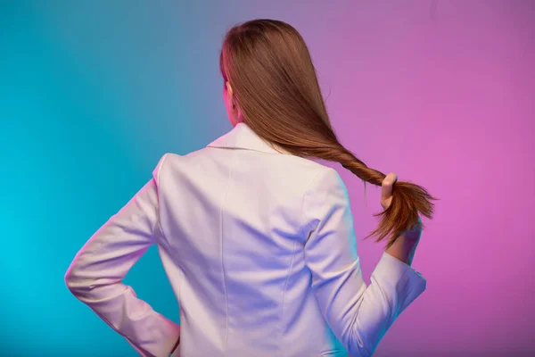 Жінка Стоїть Спиною Тримає Довге Волосся Портрет Ефектом Неонового Світла — стокове фото