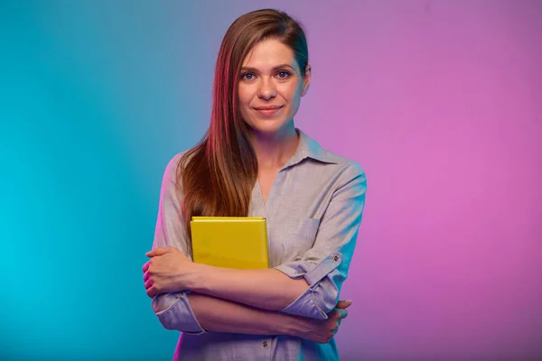 Kendine Güvenen Öğretmen Elinde Sarı Kitap Tutan Öğrenci Kadın Neon — Stok fotoğraf