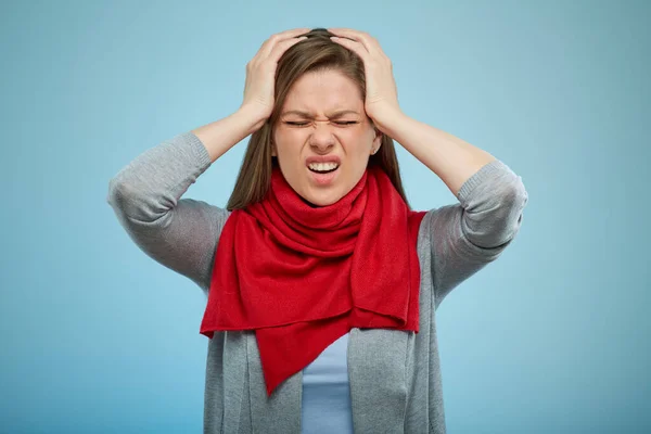 Kranke Frau Mit Rotem Schal Mit Kopfschmerzen Und Einer Viruserkrankung — Stockfoto