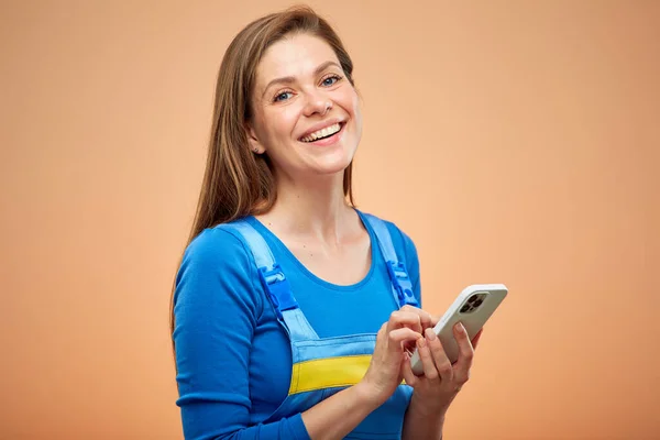Žena Montérkách Používající Smartphone Izolovaný Portrét Pracovnice — Stock fotografie