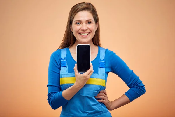 Žena Montérkách Držící Před Sebou Smartphone Izolovaný Portrét Pracovnice — Stock fotografie
