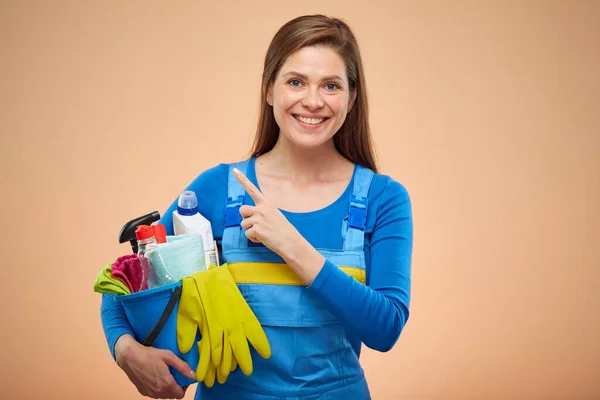Tulumlu Gülümseyen Kadın Elinde Deterjan Tutarak Parmağını Yukarı Kaldırdı Kahverengi — Stok fotoğraf