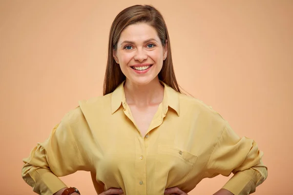 Sorrindo Mulher Feliz Isolado Retrato Fundo Amarelo Jovem Senhora Com — Fotografia de Stock