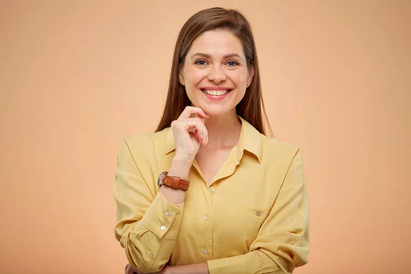 Glimlachende Denkende Vrouw Geïsoleerd Portret Gele Achtergrond — Stockfoto