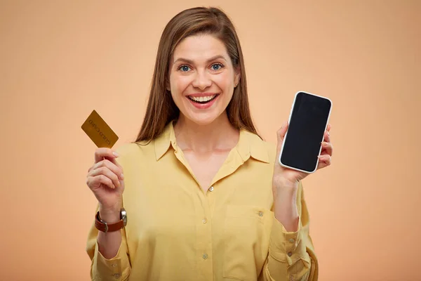 Akıllı Telefonu Kredi Kartı Olan Gülümseyen Bir Kadın Stüdyo Sarı — Stok fotoğraf