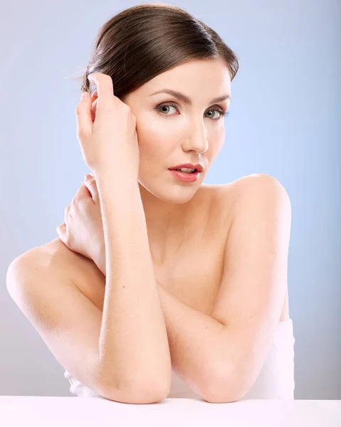 Girl Natural Clean Skin Posing Beauty Style Touch Her Face — Stock Photo, Image