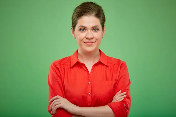 笑顔若いです女性で赤シャツ孤立した肖像画上の緑のスタジオの背景 — ストック写真