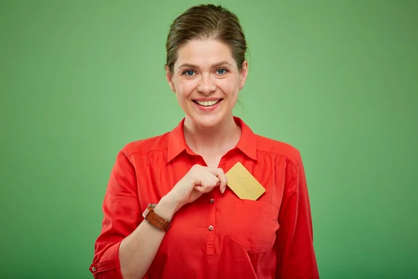 Isolerad Lycklig Kvinna Porträtt Grön Bakgrund Tar Kort Hans Ficka — Stockfoto