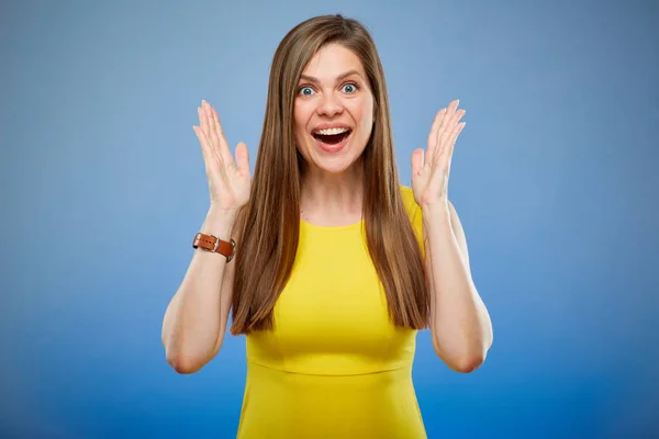 Mulher Sorrindo Surpreendente Retrato Feminino Isolado Sobre Fundo Azul — Fotografia de Stock