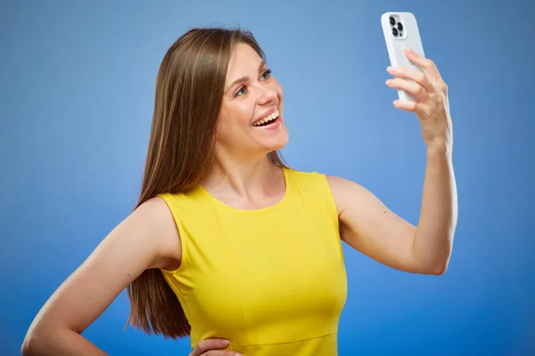 Leende Ung Dam Gul Klänning Med Smartphone För Möte Isolerat — Stockfoto