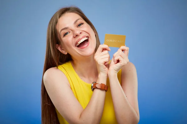 Šťastná Mladá Dáma Žlutých Šatech Kreditní Kartou Izolovaný Ženský Portrét — Stock fotografie