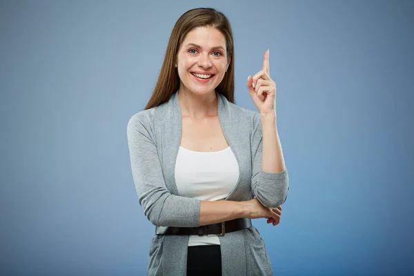 Mujer Sonriente Señalando Con Dedo Hacia Arriba Retrato Aislado — Foto de Stock