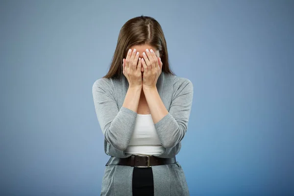 Kvinde Depression Med Hænderne Ansigtet Isoleret Kvindelig Portræt Blå - Stock-foto