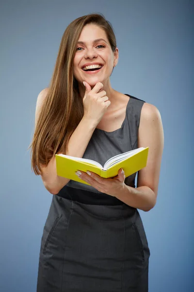 Přemýšlející Šťastná Žena Učitel Nebo Podnikatelka Izolovaný Portrét Knihou Studentka — Stock fotografie