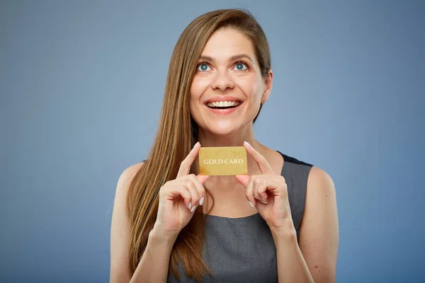 Usmívající Žena Držící Zlatou Kreditku Vzhlížející Izolovaný Portrét — Stock fotografie