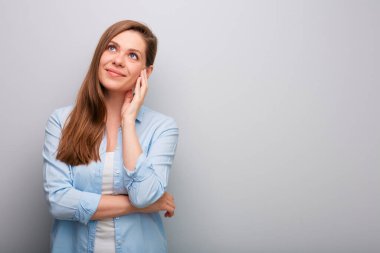 Mutlu bir kadının yüzüne bakıp ona dokunduğunu hayal etmek. İzole edilmiş kadın portresi.