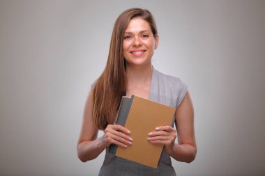 Öğretmen ya da yetişkin öğrenci kitabı ya da çalışma kitabı, izole edilmiş iş kadını portresi, gülümseyen iş kadını.